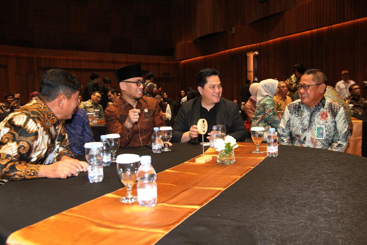 Menteri Pemuda dan Olahraga Erick Thohir (tengah), Wakil Menteri Haji dan Umrah Dahnil Anzar Simanjuntak (kiri) dan Direktur Utama PT Bank Syariah Nasional (BSN) Alex Sofjan Noor berbincang disela acara Anugerah Syariah Republika 2026 di Jakarta, Rabu (1/7/2026).  